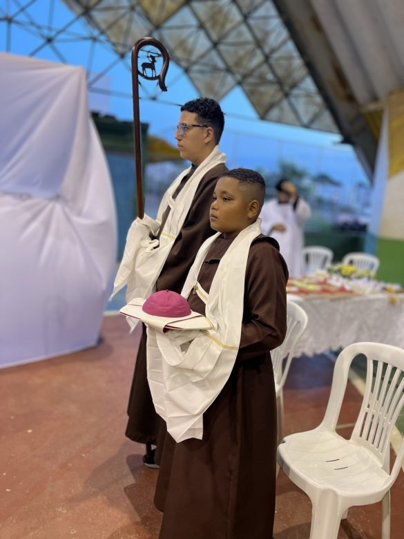 Dom Lauro preside celebração da Crisma na Paróquia Santa Clara de Assis