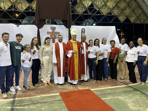 Dom Lauro preside celebração da Crisma na Paróquia Santa Clara de Assis