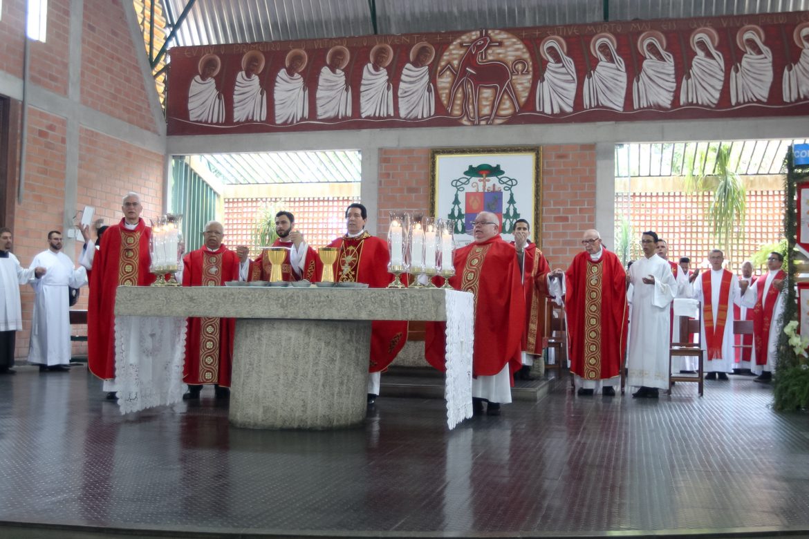 Dom Paulo Bosi Dal’Bó preside Missa Solene em honra a São Mateus com a presença de bispos do Regional Leste 3