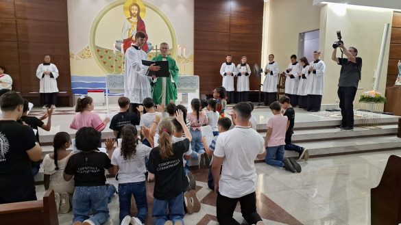 Instituição de Coroinhas e apresentação do novo vigário em Vila Lenira