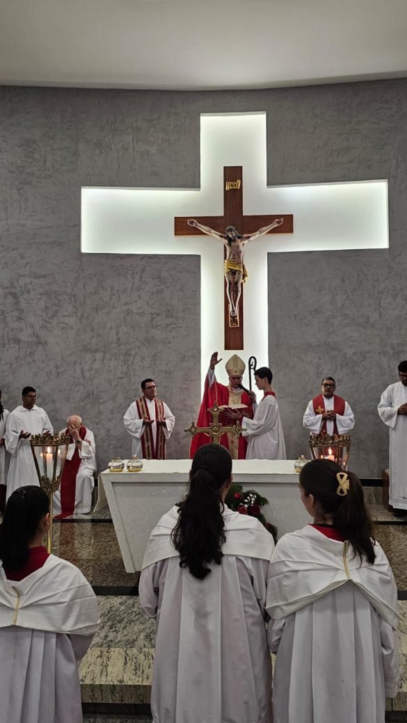 Dom Lauro preside celebração da Crisma e convida os jovens a serem ‘sal e luz do mundo’