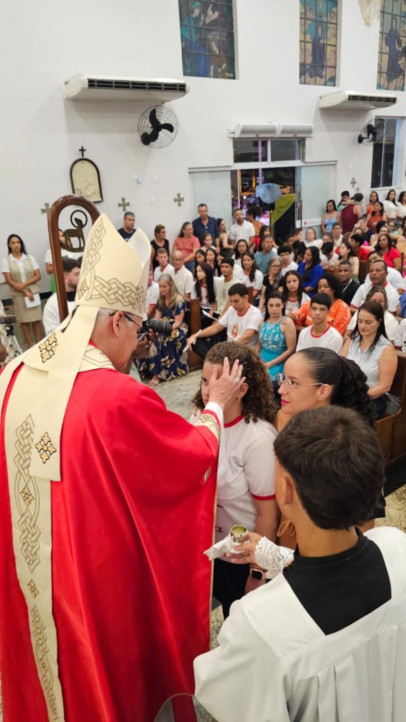 Dom Lauro preside celebração da Crisma e convida os jovens a serem ‘sal e luz do mundo’