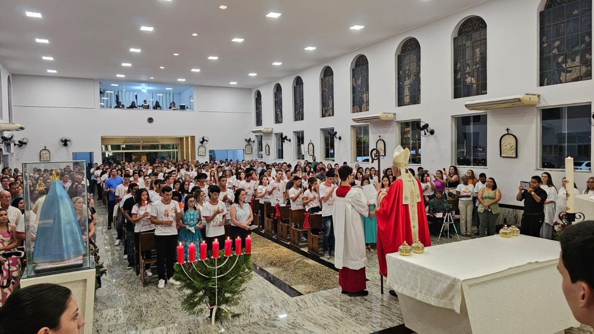 Dom Lauro preside celebração da Crisma e convida os jovens a serem ‘sal e luz do mundo’