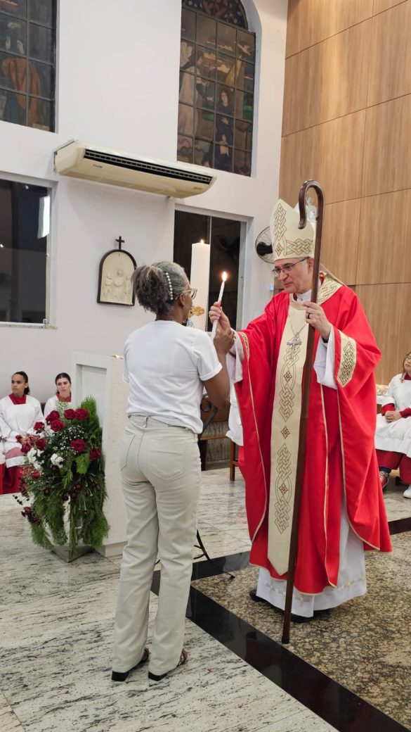 Dom Lauro preside celebração da Crisma e convida os jovens a serem ‘sal e luz do mundo’