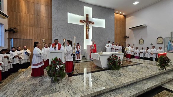 Dom Lauro preside celebração da Crisma e convida os jovens a serem ‘sal e luz do mundo’