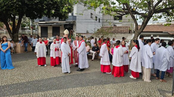 Dom Lauro preside celebração da Crisma e convida os jovens a serem ‘sal e luz do mundo’