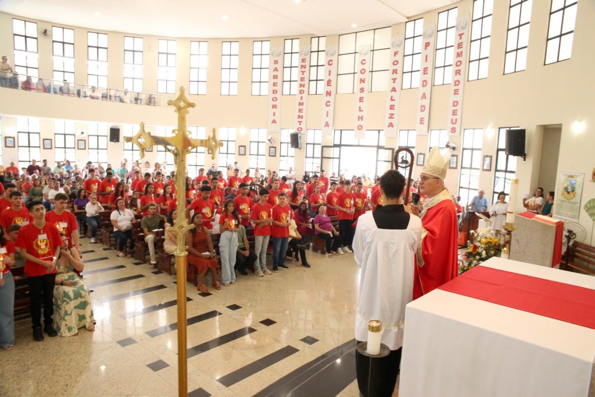 Dom Lauro celebra Crisma de 89 jovens na Paróquia Sagrada Família