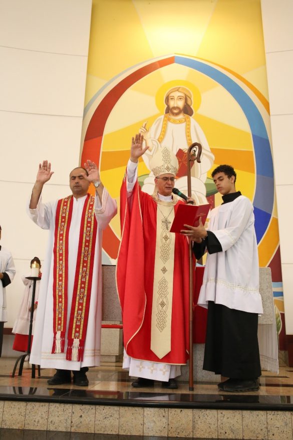 Dom Lauro celebra Crisma de 89 jovens na Paróquia Sagrada Família