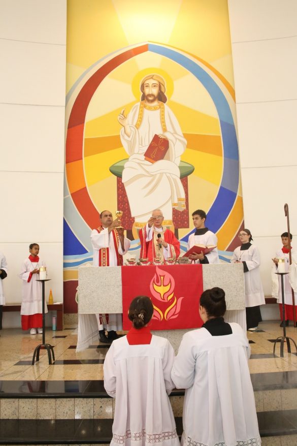 Dom Lauro celebra Crisma de 89 jovens na Paróquia Sagrada Família