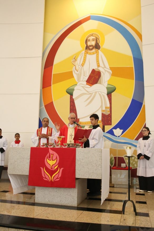 Dom Lauro celebra Crisma de 89 jovens na Paróquia Sagrada Família
