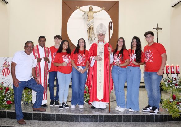 Dom Lauro confere o Sacramento da Crisma para 85 jovens na Paróquia São Paulo Apóstolo, em Linhares