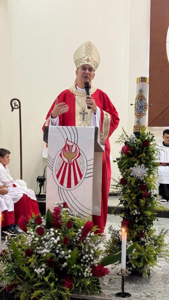 Dom Lauro confere o Sacramento da Crisma para 85 jovens na Paróquia São Paulo Apóstolo, em Linhares
