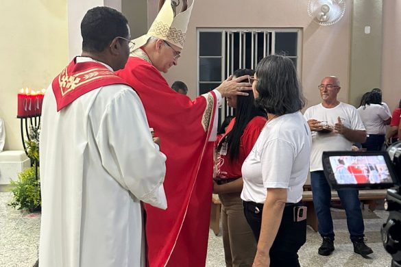 Dom Lauro confere o Sacramento da Crisma para 85 jovens na Paróquia São Paulo Apóstolo, em Linhares
