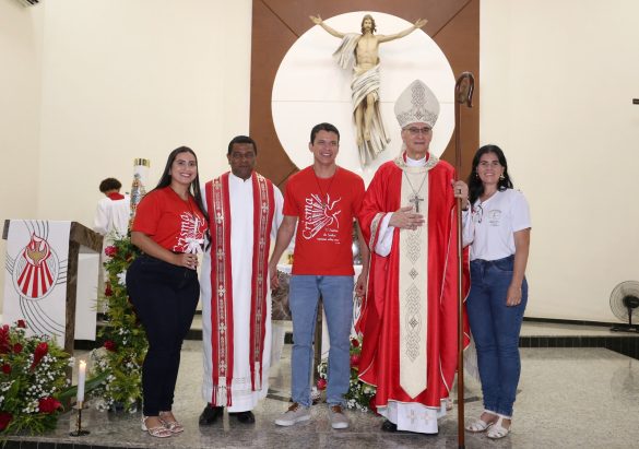 Dom Lauro confere o Sacramento da Crisma para 85 jovens na Paróquia São Paulo Apóstolo, em Linhares