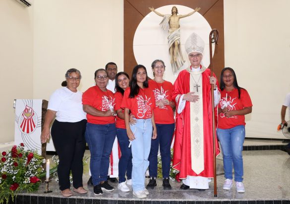 Dom Lauro confere o Sacramento da Crisma para 85 jovens na Paróquia São Paulo Apóstolo, em Linhares