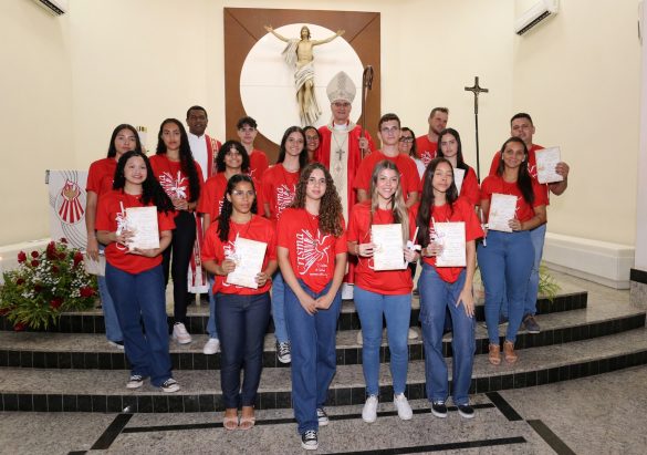 Dom Lauro confere o Sacramento da Crisma para 85 jovens na Paróquia São Paulo Apóstolo, em Linhares