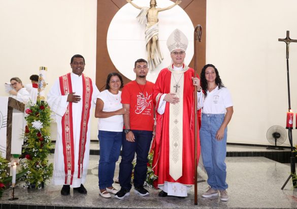 Dom Lauro confere o Sacramento da Crisma para 85 jovens na Paróquia São Paulo Apóstolo, em Linhares