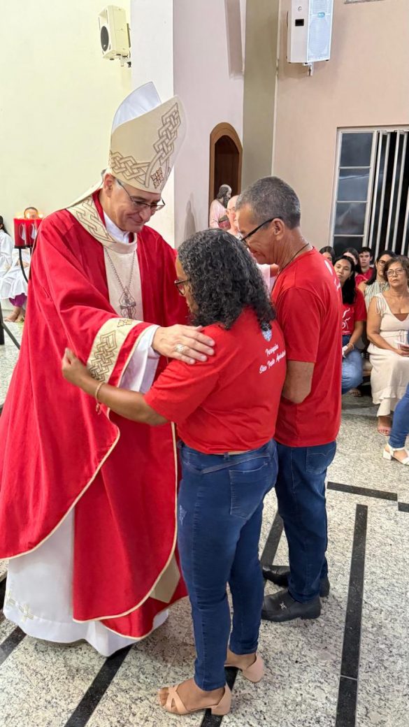 Dom Lauro confere o Sacramento da Crisma para 85 jovens na Paróquia São Paulo Apóstolo, em Linhares