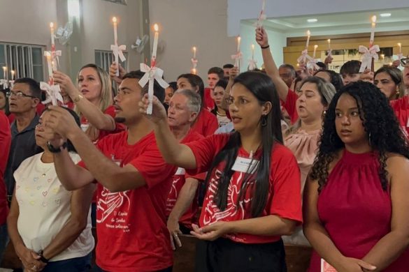 Dom Lauro confere o Sacramento da Crisma para 85 jovens na Paróquia São Paulo Apóstolo, em Linhares