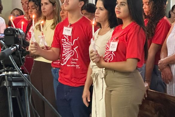Dom Lauro confere o Sacramento da Crisma para 85 jovens na Paróquia São Paulo Apóstolo, em Linhares