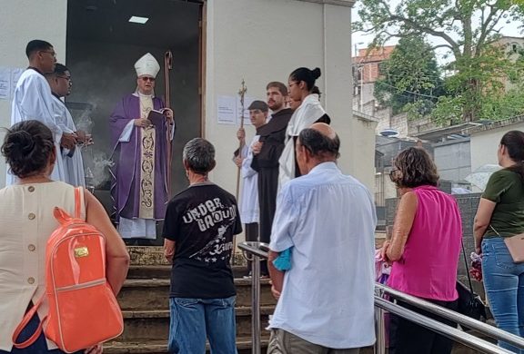 “A morte é apenas uma passagem; nossa esperança repousa na eternidade feliz com Deus”