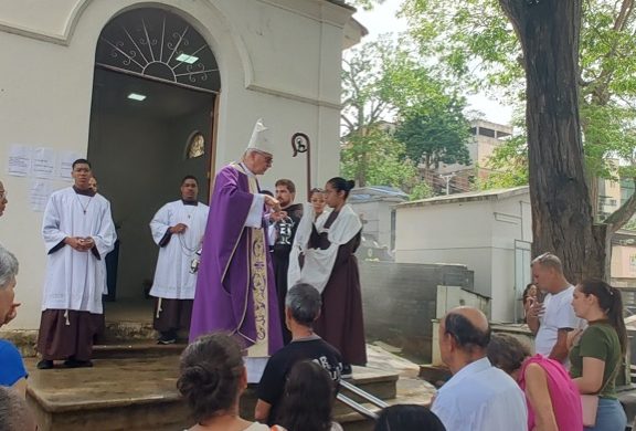 “A morte é apenas uma passagem; nossa esperança repousa na eternidade feliz com Deus”