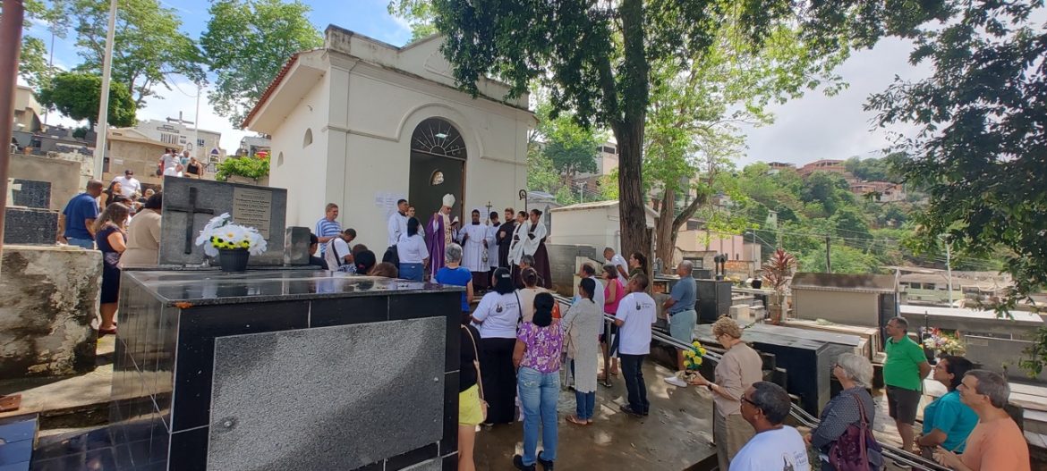 “A morte é apenas uma passagem; nossa esperança repousa na eternidade feliz com Deus”