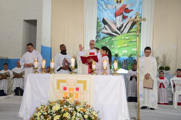 Dom Lauro confere o Sacramento da Crisma para 240 fiéis na Paróquia São João Paulo II em Linhares
