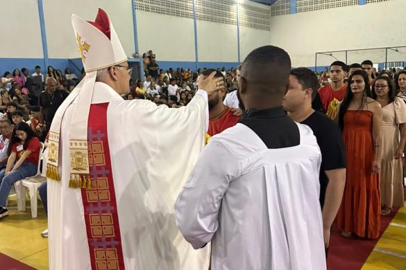 Dom Lauro confere o Sacramento da Crisma para 240 fiéis na Paróquia São João Paulo II em Linhares