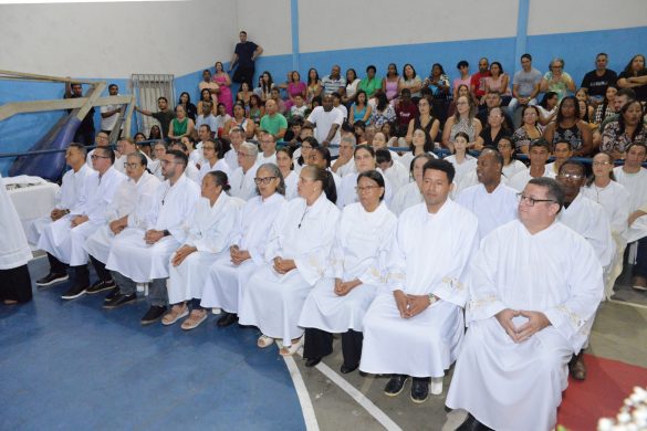 Dom Lauro confere o Sacramento da Crisma para 240 fiéis na Paróquia São João Paulo II em Linhares