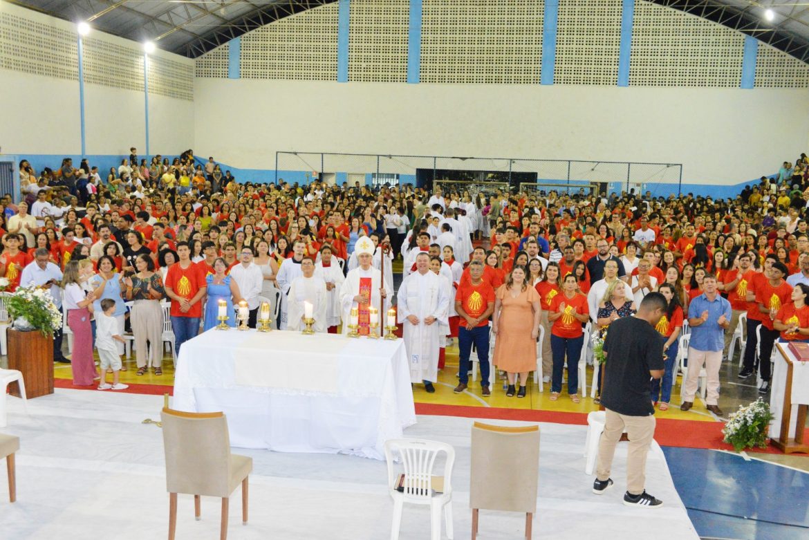 Dom Lauro confere o Sacramento da Crisma para 240 fiéis na Paróquia São João Paulo II em Linhares