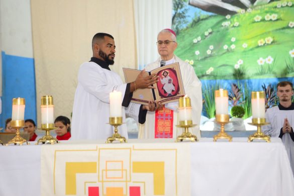Dom Lauro confere o Sacramento da Crisma para 240 fiéis na Paróquia São João Paulo II em Linhares
