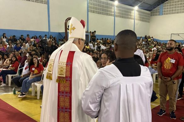 Dom Lauro confere o Sacramento da Crisma para 240 fiéis na Paróquia São João Paulo II em Linhares