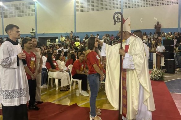 Dom Lauro confere o Sacramento da Crisma para 240 fiéis na Paróquia São João Paulo II em Linhares