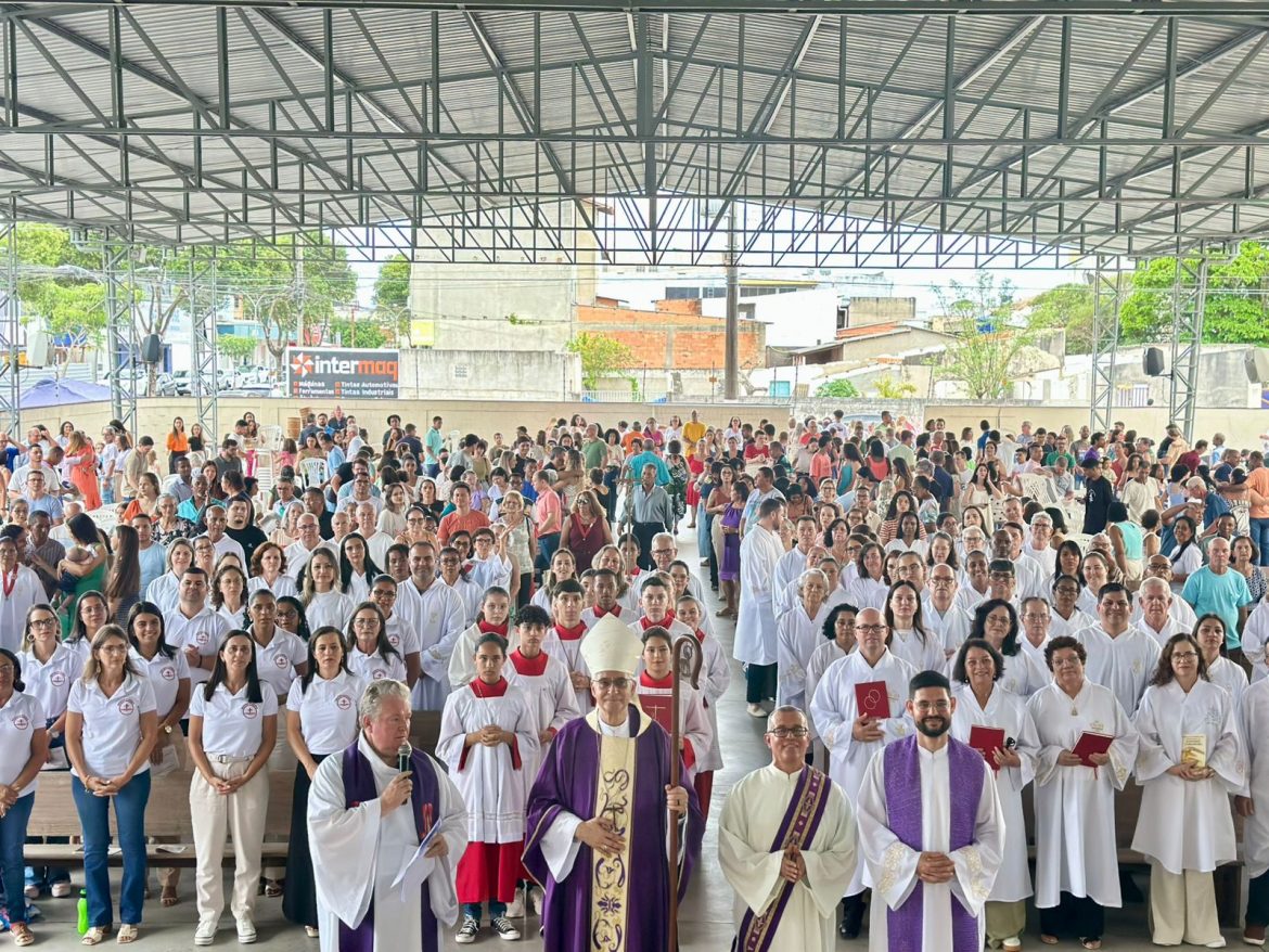 Paróquia Bom Pastor Institui 129 Ministros Extraordinários no 1º Domingo do Advento