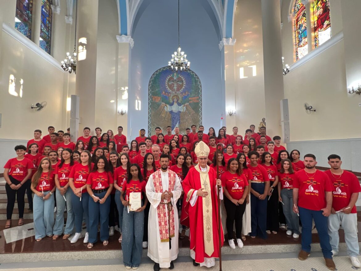 CRISMA: JOVENS DA PARÓQUIA NOSSA SENHORA MEDIANEIRA DE TODAS AS GRAÇAS RECEBEM O SACRAMENTO DA CRISMA