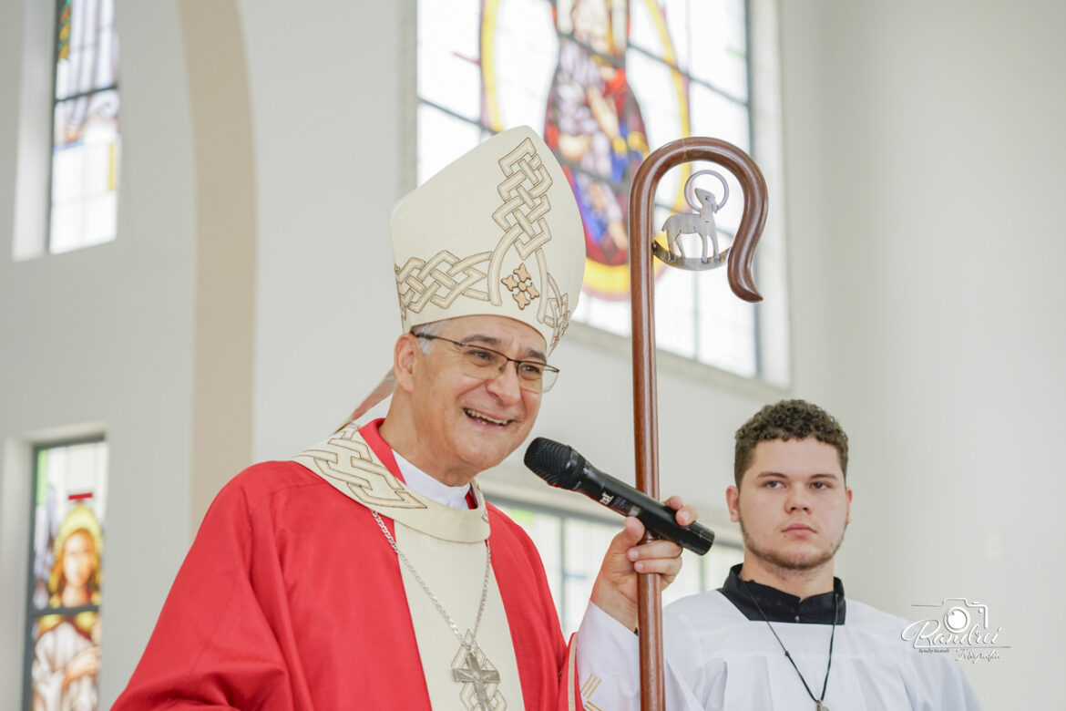 CRISMA: DOM LAURO CONFERE O SACRAMENTO DA CRISMA A 60 JOVENS DA PARÓQUIA SÃO DOMINGOS