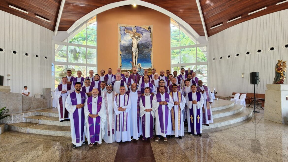 CLERO DA DIOCESE DE COLATINA ENCERRA RETIRO ANUAL COM MISSA SOLENE