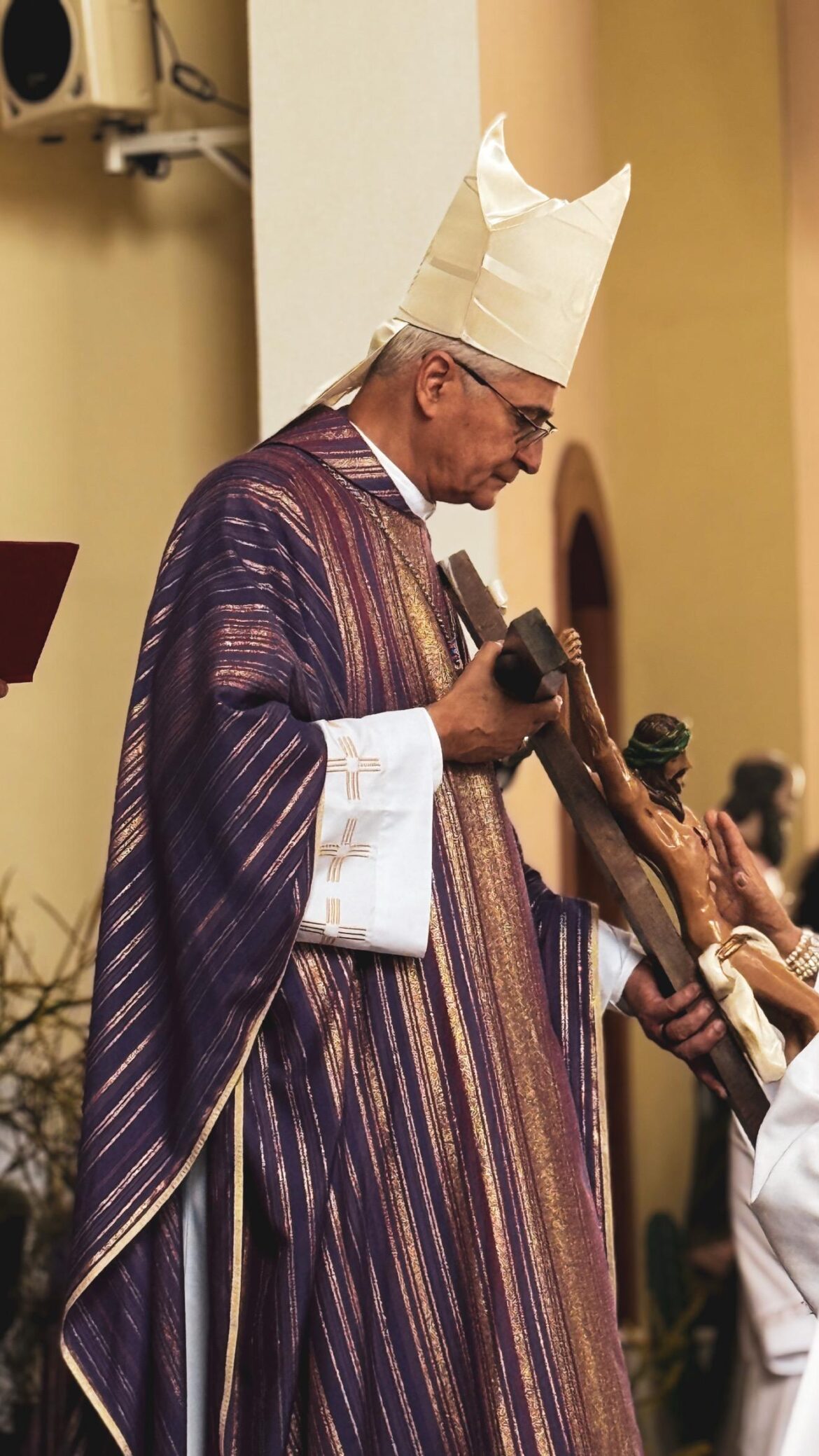 PARÓQUIA SÃO PAULO APÓSTOLO CELEBRA INSTITUIÇÃO DE MINISTROS EM MISSA SOLENE