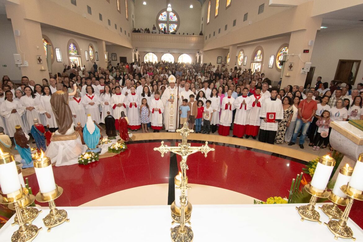 MISSA SOLENE DA NATIVIDADE DE SÃO JOÃO BATISTA EMOCIONA FIÉIS E MARCA JUBILEU DE 75 ANOS DA PARÓQUIA