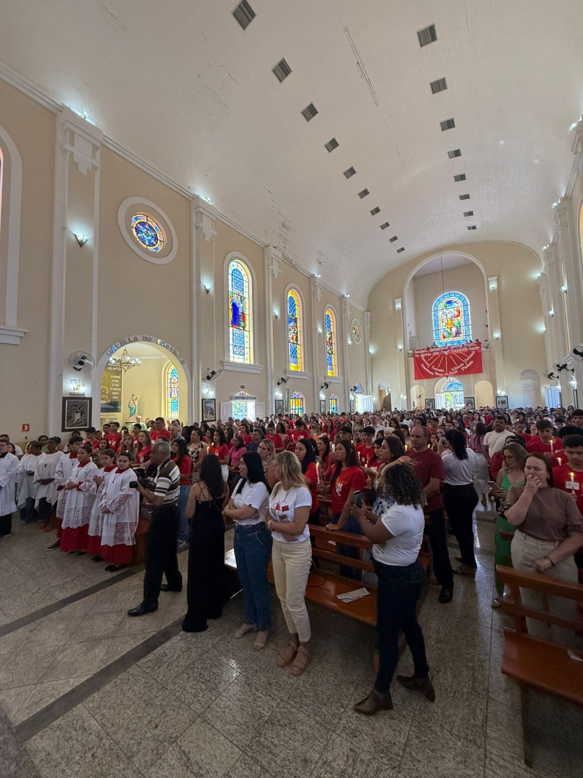 CELEBRAÇÃO DA CRISMA NA PARÓQUIA SÃO PEDRO REÚNE FIÉIS EM MOMENTO DE FÉ E RENOVAÇÃO ESPIRITUAL