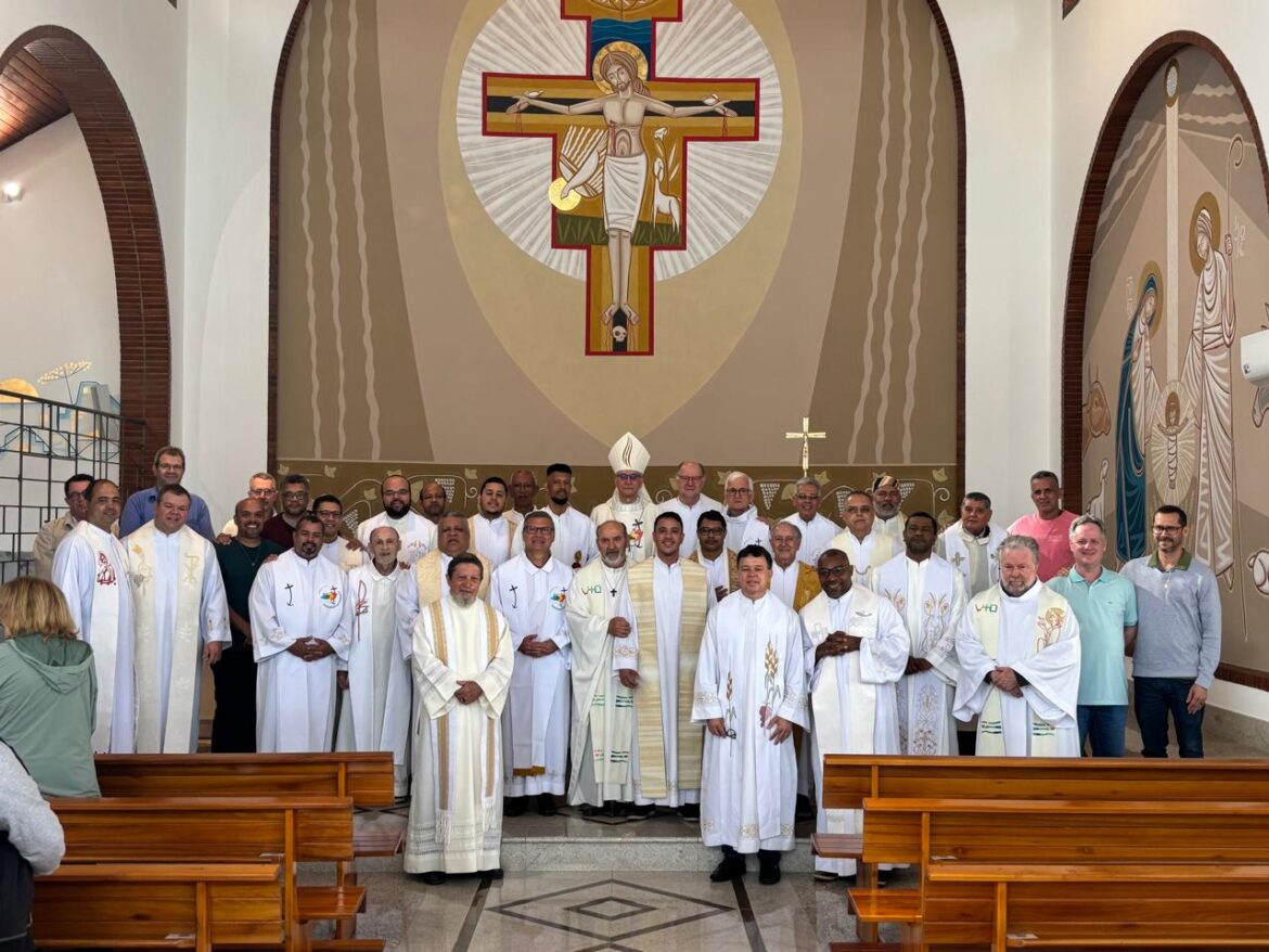 PADRES DA DIOCESE DE COLATINA PARTICIPAM DE DIA DE ORAÇÃO E SANTIFICAÇÃO DO CLERO