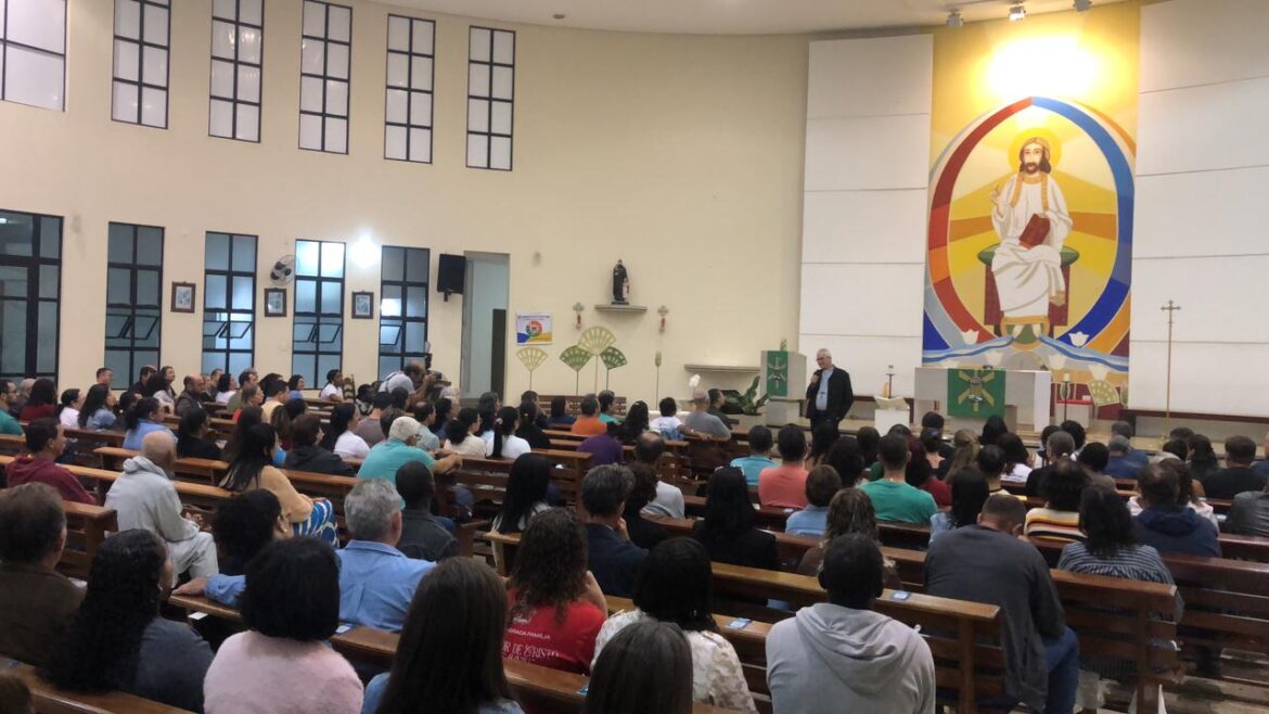 VISITA PASTORAL DE DOM LAURO MARCA OS 15 ANOS DE INSTALAÇÃO DA PARÓQUIA SAGRADA FAMÍLIA COM FÉ, ESCUTA E COMUNHÃO