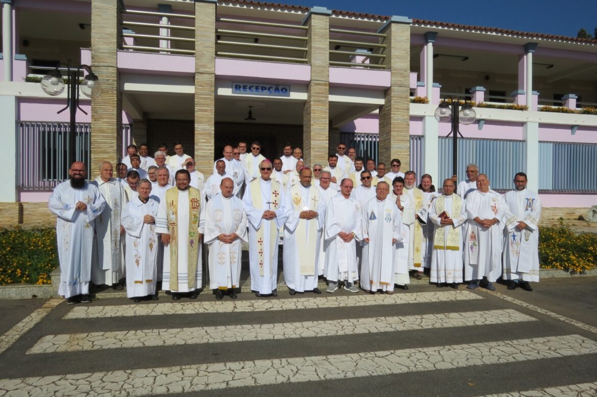 DOM LAURO REALIZA PREGAÇÕES NO RETIRO ANUAL DO CLERO DA DIOCESE DE DIVINÓPOLIS QUE ACONTECE EM CACHOEIRA DO CAMPO