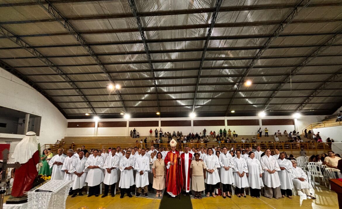PARÓQUIA SANTA LUZIA CELEBRA INSTITUIÇÃO DE MINISTÉRIOS COM PRESENÇA DE DOM LAURO SÉRGIO
