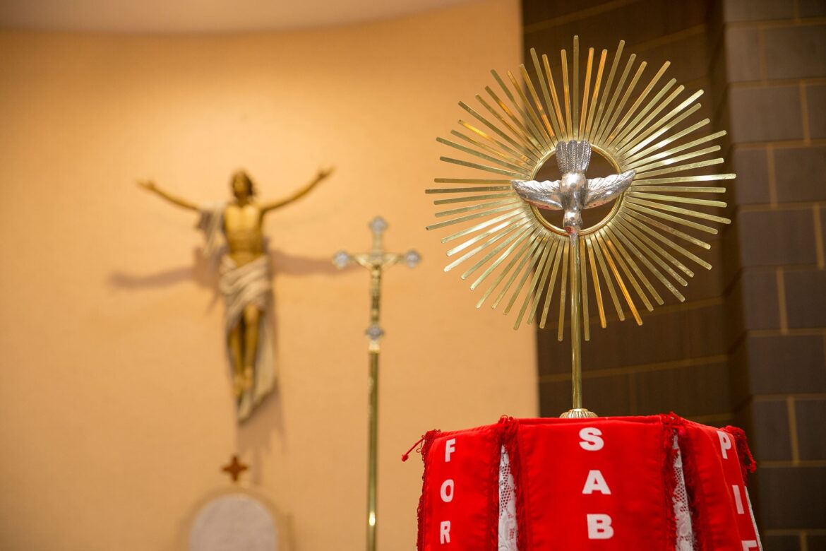 CELEBRAÇÃO DA CRISMA REÚNE 222 FIÉIS NA PARÓQUIA SÃO JOÃO BATISTA EM ARACRUZ