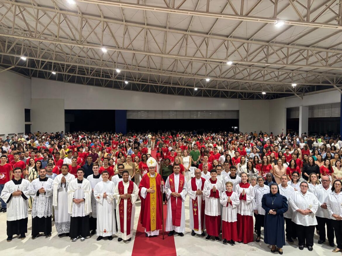 PARÓQUIA NOSSA SENHORA DO ROSÁRIO DE FÁTIMA CELEBRA CRISMA DE 221 FIÉIS EM CERIMÔNIA MARCADA PELA FÉ E COMUNHÃO