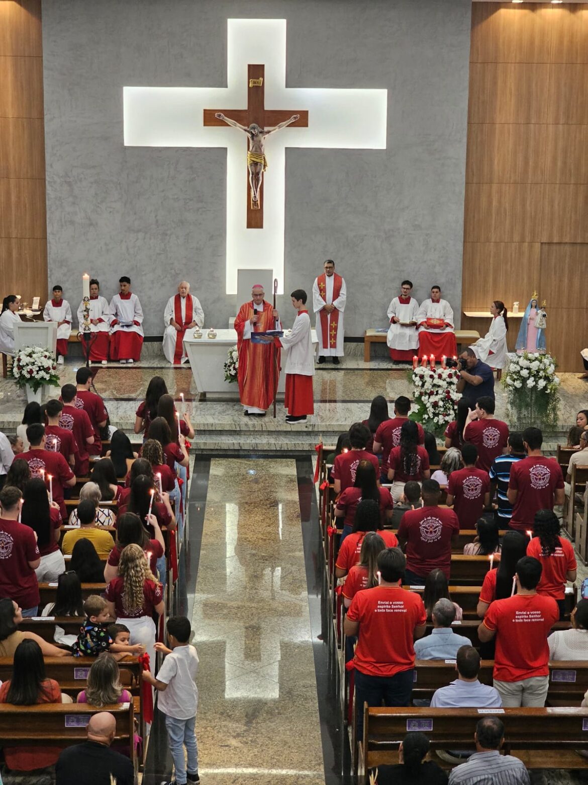 PARÓQUIA NOSSA SENHORA DA PENHA CELEBRA CRISMA DE 31 JOVENS E ADULTOS