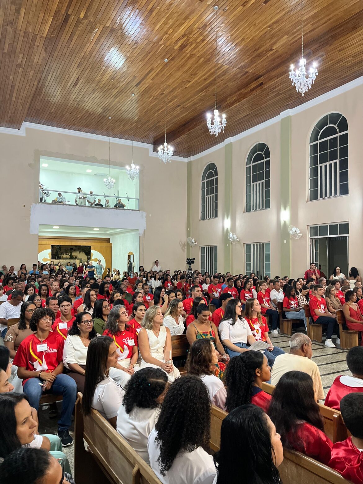 PARÓQUIA SÃO PAULO APÓSTOLO CELEBRA O SACRAMENTO DA CRISMA COM MAIS DE 100 FIÉIS