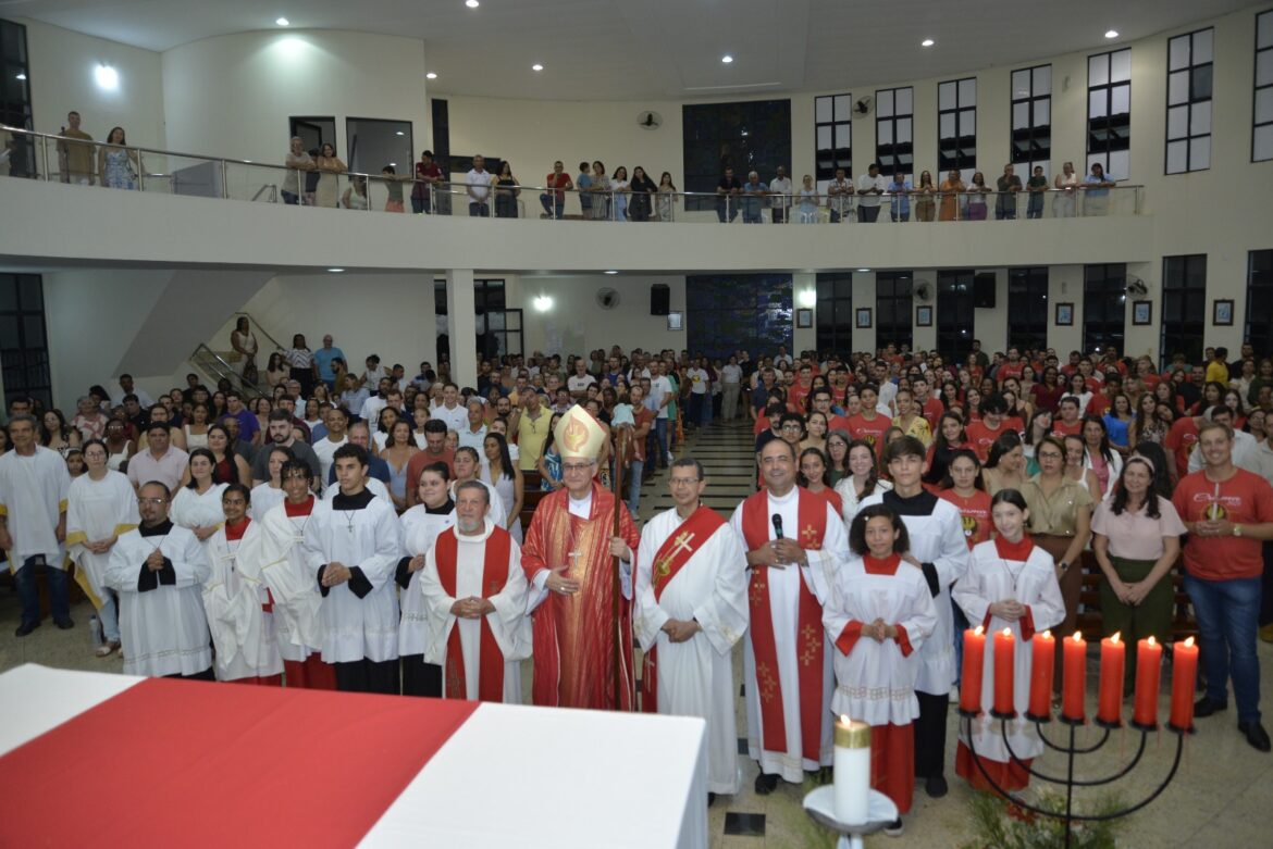 CELEBRAÇÃO DA CRISMA REÚNE 99 JOVENS NA PARÓQUIA SAGRADA FAMÍLIA